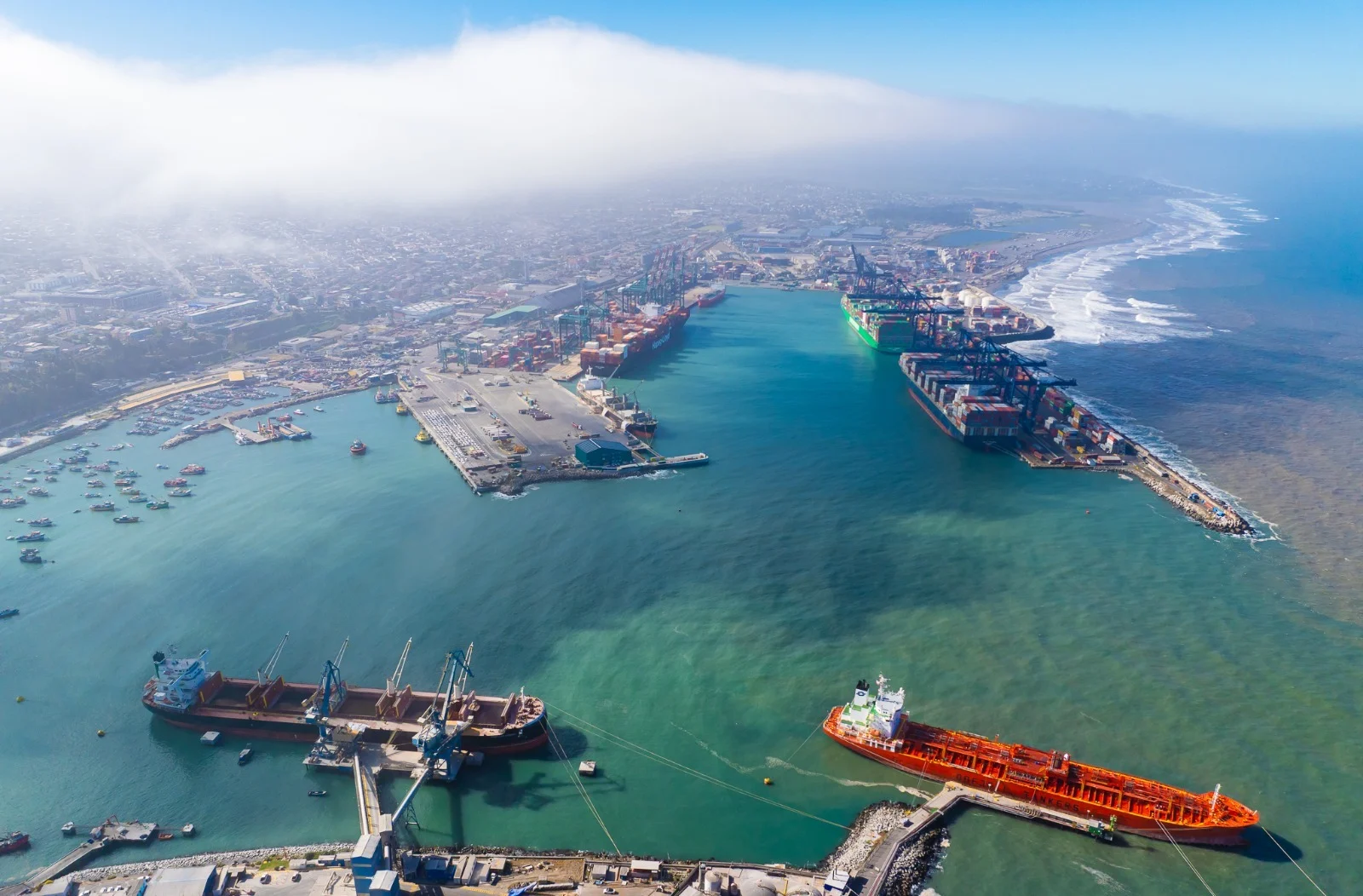 Puerto con grúas y contenedores